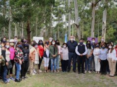 Rubén Rivarola junto a mujeres trabajadoras de comercio