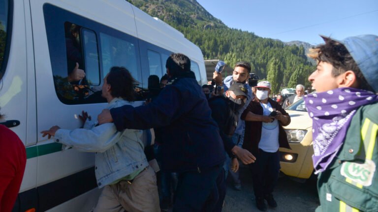 Atacaron a pedradas la camioneta que transportaba a Alberto Fernández en su recorrida por Chubut