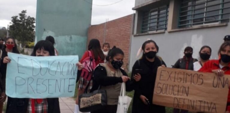Padres tomaron una escuela en Monterrico por falta de docentes