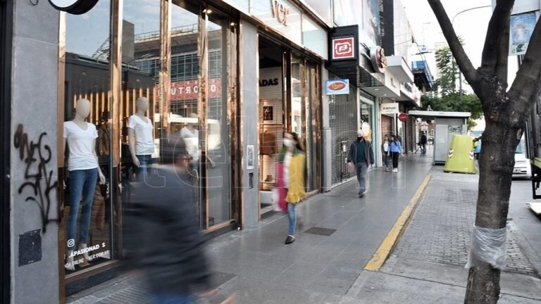 Mientras en Jujuy aún se evalúa la situación, San Luis y Tucumán suman restricciones horarias al comercio y la circulación