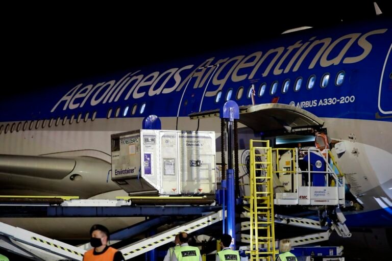 Llegó el avión de Aerolíneas Argentinas desde China con 1 millón de dosis de la vacuna Sinopharm