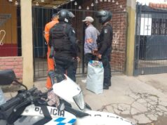 Detuvieron a los falsos vendedores de bolsas que marcaban casas para robar