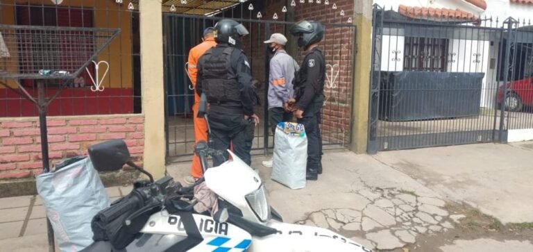 Detuvieron a los falsos vendedores de bolsas que marcaban casas para robar