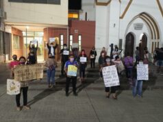 Docentes autoconvocados realizaron una marcha con antorchas. Piden vacunación contra el covid-19