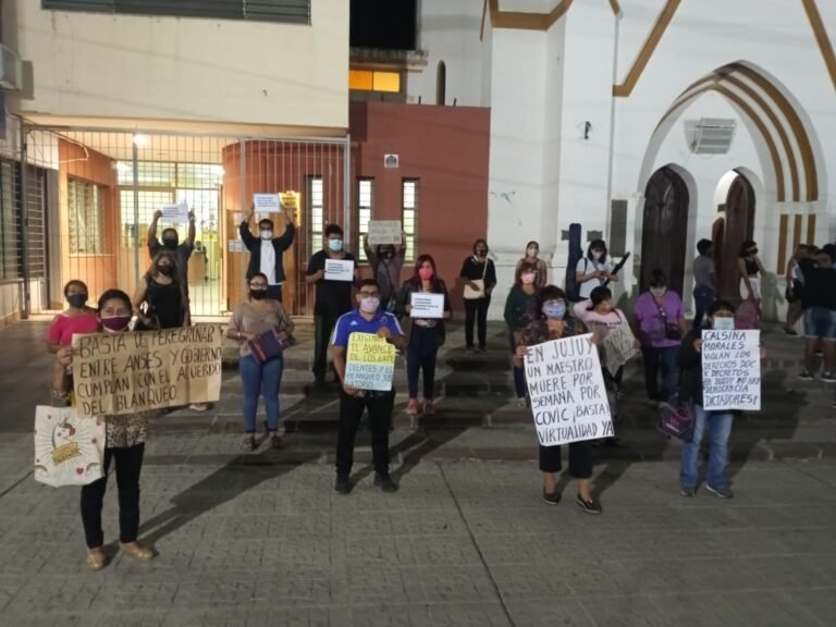Docentes autoconvocados realizaron una marcha con antorchas. Piden vacunación contra el covid-19