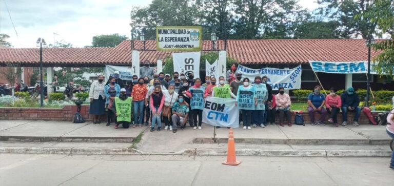 La Esperanza: El SEOM llevó a cabo una protesta frente al municipio. Piden planta permanente y recategorización