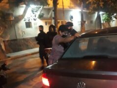Casi atropella a bicipolicías y se da a la fuga. Conducía en aparente estado de ebriedad