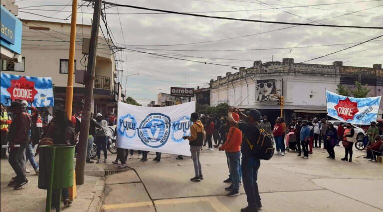 Organizaciones Sociales reclamaron en el Banco Macro por falta de pago de los Planes de Contingencia