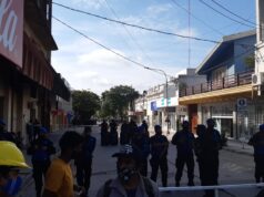 Vivo: Comerciantes de calle Sarmiento perjudicados por operativo policial y corte en el tramo donde funcionan sus locales