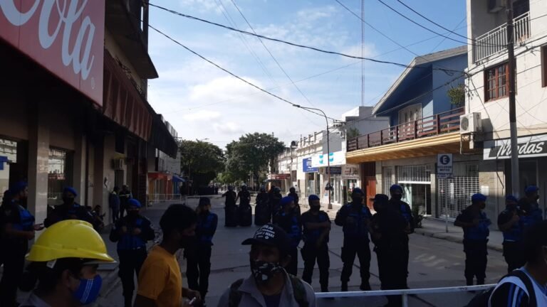 Vivo: Comerciantes de calle Sarmiento perjudicados por operativo policial y corte en el tramo donde funcionan sus locales