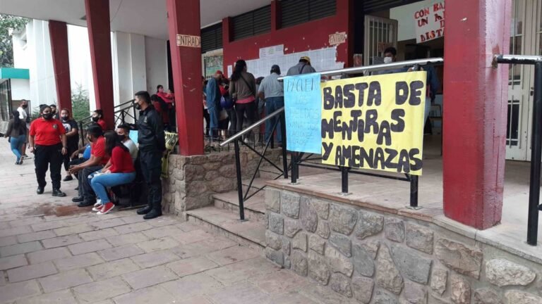 Continúa la protesta del personal de seguridad del Hospital Paterson: «Si nos tenemos que encadenar, lo vamos a hacer»