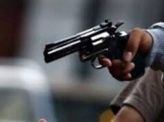 Hirieron con dos disparos a un hombre en la puerta de su casa