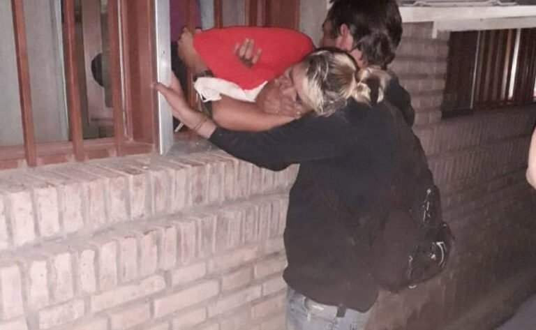Una embarazada entró a robar, quedó atascada en la reja y tuvieron que rescatarla [video]