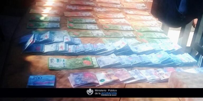 Viajaba con 2 millones de pesos que no pudo justificar