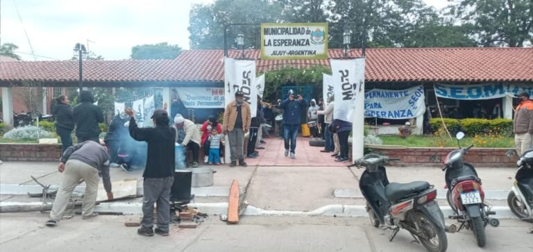 La Esperanza: trabajadores reclaman frente al municipio