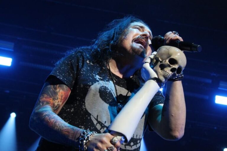 James LaBrie de Dream Theater rinde tributo a Pink Floyd cantando ‘Have a Cigar’