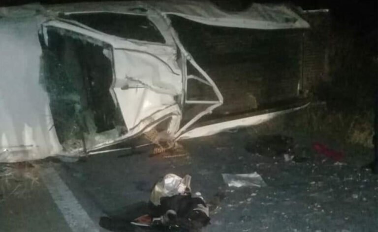 Una joven de 22 años murió al volcar la camioneta en la que viajaba junto a su madre