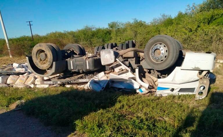 Un camionero jujeño murió luego de volcar en Santiago del Estero
