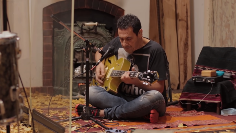 Video. Por sus 33 años, Divididos sorprendió con un mini concierto virtual: «Se me llenó de hojas el bulín»