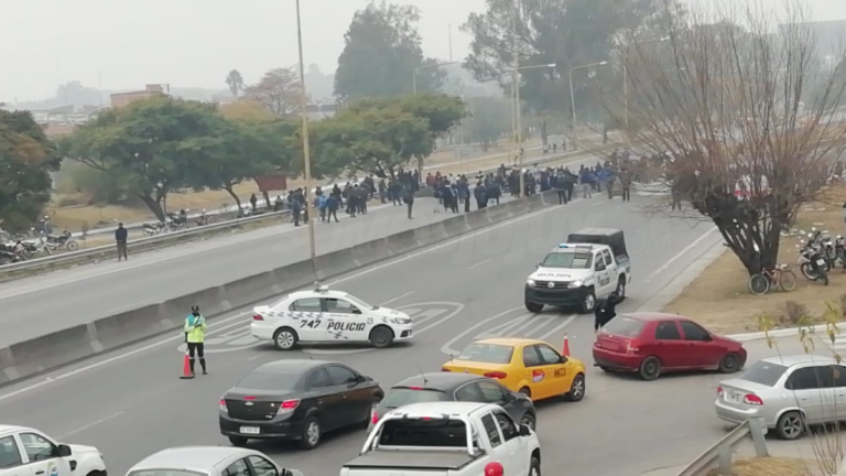 San Salvador: Los choferes de colectivo cortaron el acceso sur