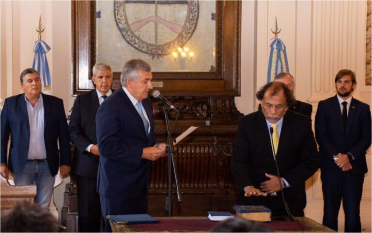 «Contrabando» de armas: Repudian la condecoración al ministro de Morales