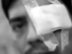 Un mujer hirió a su hermano con un cuchillo y le arrojó lavandina a los ojos