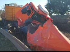 Un camió chocó un poste y quedó volcado al borde de un canal en ruta 34