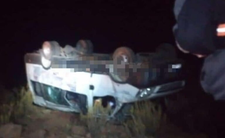 Una mujer murió al volcar una trafic con al menos 15 ocupantes en El Aguilar