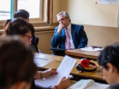 El presidente defendió a la docente suspendida por pelear con un alumno