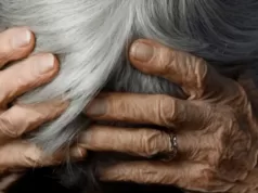 Agreden ferozmente a una sexagenaria para robarle