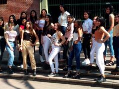 No más vestidos: colegio elige su embajadora con ropa elegante sport