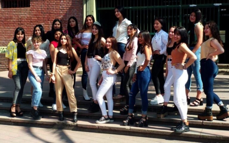 No más vestidos: colegio elige su embajadora con ropa elegante sport