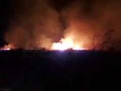 Bomberos voluntarios trabajan para sofocar un incendio en el paraje Cerro Chico, en Tilcara