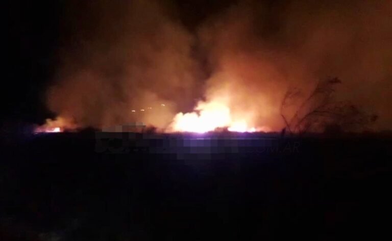 Bomberos voluntarios trabajan para sofocar un incendio en el paraje Cerro Chico, en Tilcara