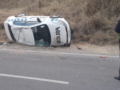 Un móvil de la Policía volcó sobre la colectora de Ruta 66 y su conductor resultó herido