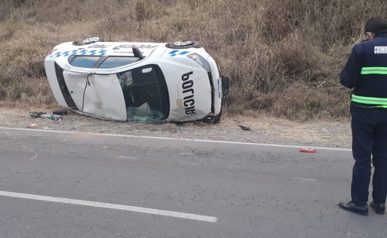 Un móvil de la Policía volcó sobre la colectora de Ruta 66 y su conductor resultó herido