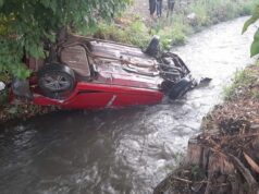 Intentó resguardar su auto del granizo y cayó sobre un canal en Monterrico