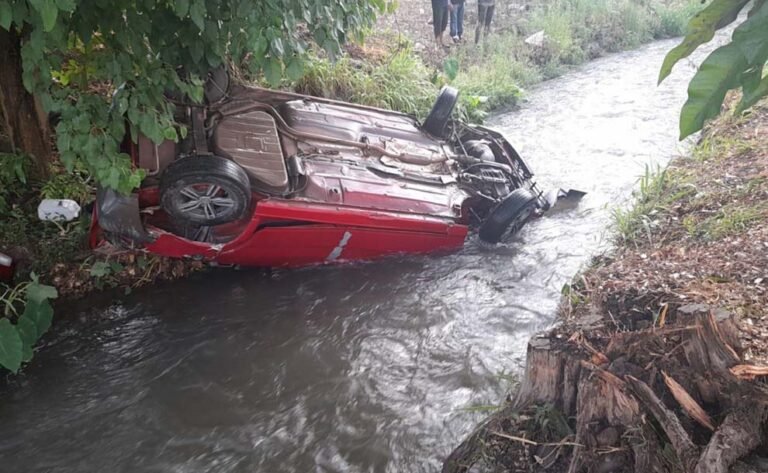 Intentó resguardar su auto del granizo y cayó sobre un canal en Monterrico