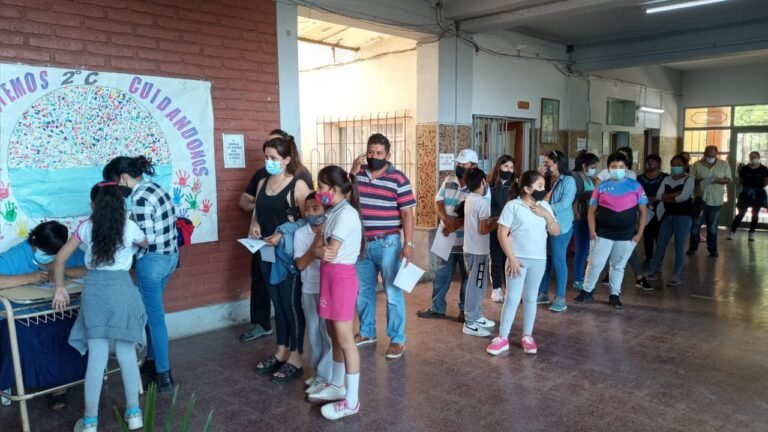 Campaña de vacunación en escuela Domingo T. Pérez