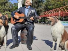 Formosa: instalaron en una plaza estatuas de Alberto Fernández y sus perros, Dylan y Prócer