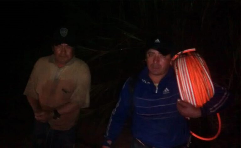 Dos pescadores quedaron atrapados por la crecida del Río Piedras en Yuto y tuvieron que ser rescatados
