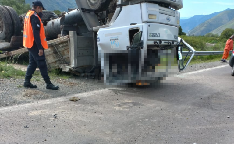 Vuelco fatal en Cuesta de Bárcena: murió una persona y otras dos resultaron heridas