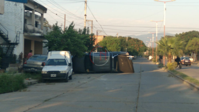 San Pedro: Una camioneta volcó en avenida Brasil 