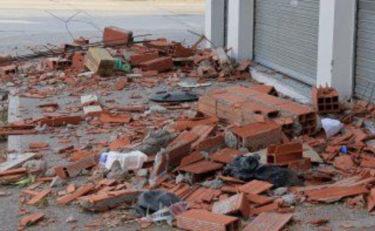 Temporal en Jujuy: se cayó la pared de una casa, lastimó a una mujer y terminó hospitalizada