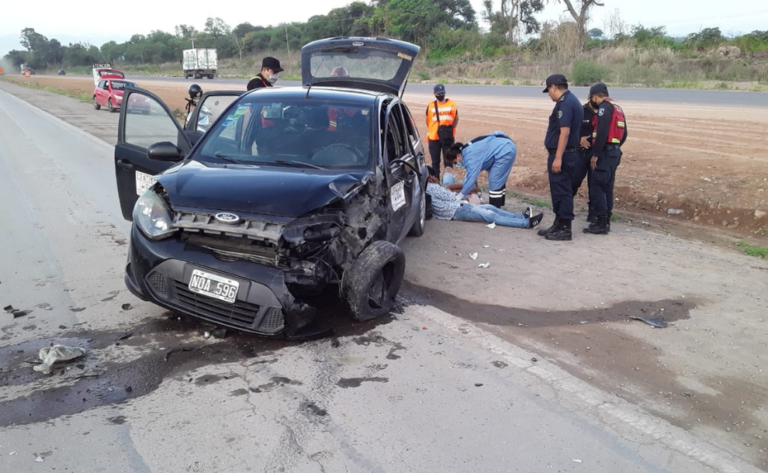 Ruta 34: un remis que provenía de Salta chocó de frente con un camión harinero