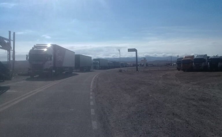 El Paso de Jama continúa cerrado y hay largas filas de camiones que esperan en la ruta