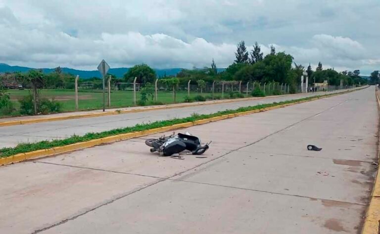 Un niño de 12 años manejaba una moto, fue chocado en Perico y está grave
