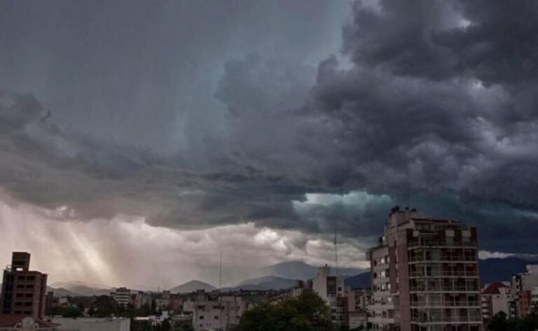 El Jueves de Compadres llega con alerta de tormentas fuertes para toda la provincia