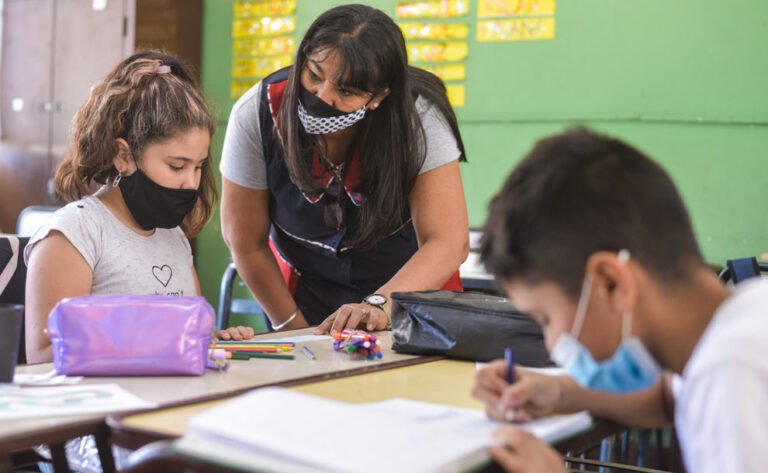 Las escuelas primarias tendrán una hora más de clase por día: qué alternativas analizan para implementarla