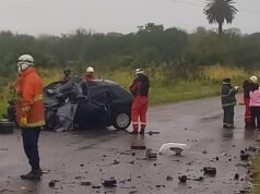 Una joven pierde la vida al colisionar su auto con un camión